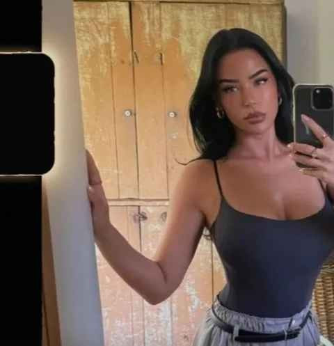 Trong bức ảnh, Ashlyn mặc một chiếc áo tank top kết hợp với quần tây thanh lịch. Hình ảnh được bạn gái Bellingham cập nhật nhanh chóng thu hút lượng tương tác lớn trên mạng xã hội, đa phần đều trầm trồ trước nhan sắc của Ashlyn.