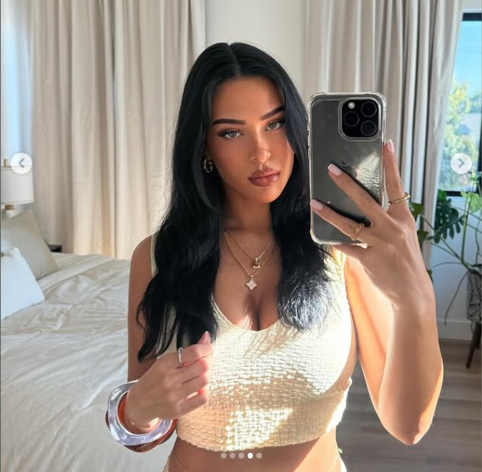 Tại FIFA Club World Cup 2022, Ashlyn cổ vũ Bellingham bằng cách chia sẻ hình ảnh cô mặc trang phục của Real Madrid.