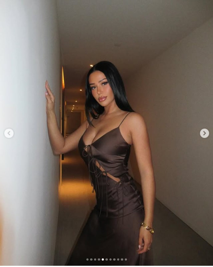 Trên trang cá nhân, Ashlyn thường xuyên diện những bộ đồ tôn dáng.