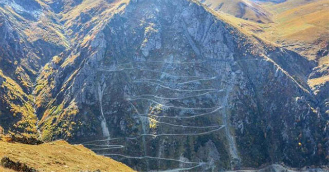 Đường Babyurt - Of (D915) - Con đường lái xe khó nhất thế giới