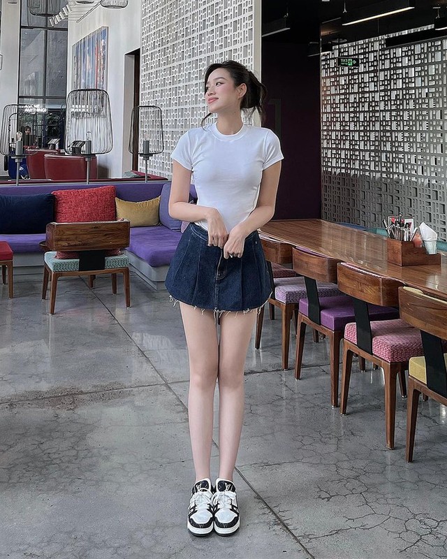 Hoa hậu Đỗ Thị Hà diện váy không thể ngắn hơn khoe đôi chân cực phẩm