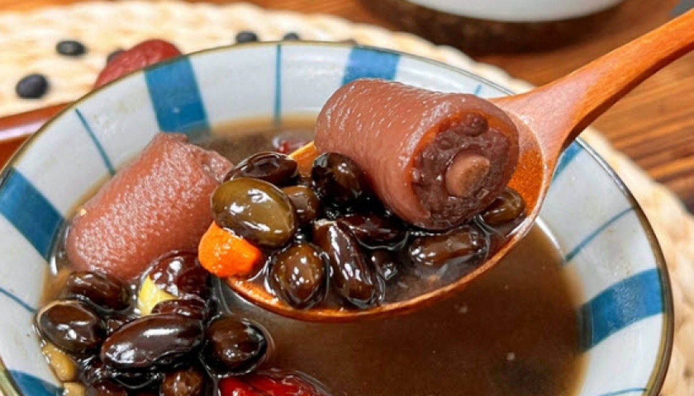 Món đuôi lợn hầm đậu đen món ăn giúp cuộc yêu luôn sung mãn
