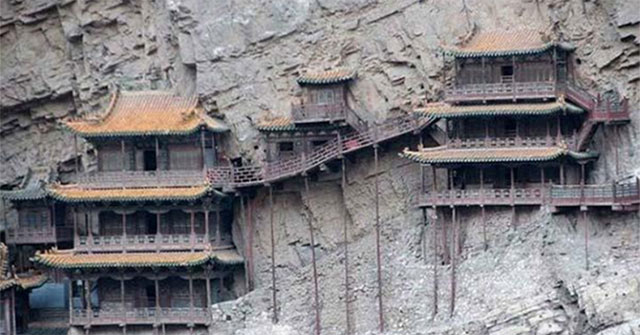 Ngôi chùa nguy hiểm nhất Trung Quốc - cheo leo trên vách núi hơn 1.500 năm
