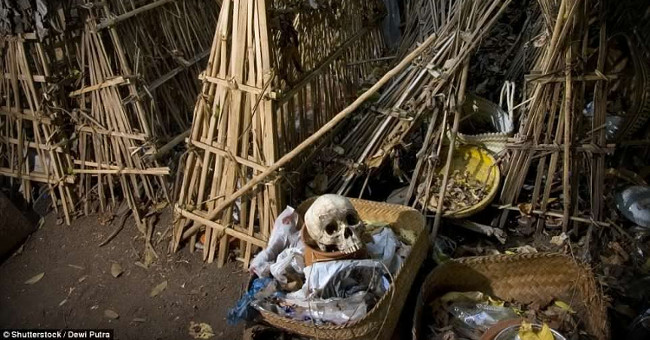 Ngôi làng duy nhất trên thế giới phơi xác người chết trong lồng tre để tự phân hủy