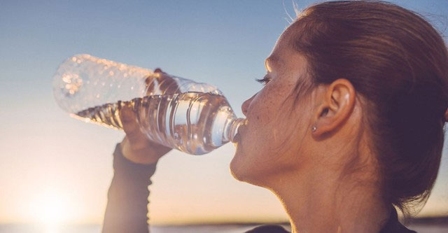 Những sai lầm khi uống nước tổn hải tim, thận vào ngày nắng nóng
