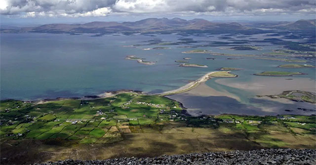 Pháo đài ma 3.000 năm tuổi trỗi dậy dưới lớp rong biển